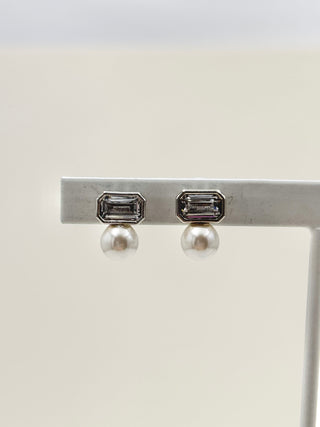 Crystal Frame Pearl Pierce　E44